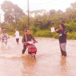 Dua Jam Hujan, Jalan Desa Airgegas Banjir Selutut Orang Dewasa