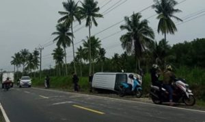 Diduga Ngebut, Minibus Terguling di Jalan Raya Penyak-Kurau
