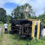 Rem Tak Pakem, Truk Bermuatan Sembako Terguling di Jalan Desa Nangka