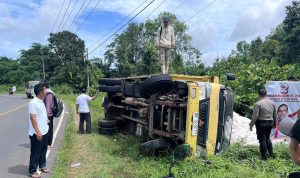 Rem Tak Pakem, Truk Bermuatan Sembako Terguling di Jalan Desa Nangka