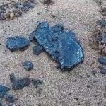 Limbah Hitam Diduga Aspal Cemari Pantai Koba-Lubuk Besar