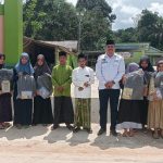 Kades Perlang Bagikan Alat Tulis kepada Santri Ponpes Raudlatul Muta’alimin Al Baisyuni