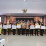 Pj Gubernur Babel Serahkan Sertifikat Penganugerahan Predikat Penilaian Kepatuhan Penyelenggaraan Pelayanan Publik