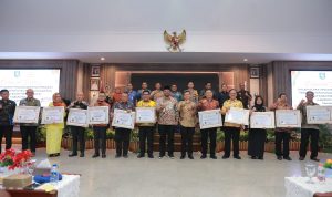 Pj Gubernur Babel Serahkan Sertifikat Penganugerahan Predikat Penilaian Kepatuhan Penyelenggaraan Pelayanan Publik