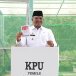 Pj Gubernur Babel Nyoblos di TPS 17 Padanglama