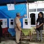 Sukirman Nyoblos di TPS 01 Desa Pusuk, Bong Ming Ming di TPS 18 Belolaut