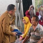 Pemkab Bangka Tengah Bersama Bulog Salurkan Rastrada kepada KPM di Kecamatan Koba