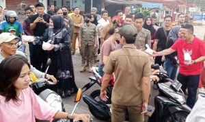 Riza-Debby Bagikan 1.000 Takjil di Kawasan Himpang Lime Habang