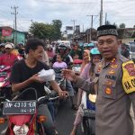 Momentum Hari ke-15 Ramadan, Polres Basel Berbagi Ratusan Takjil kepada Pengendara