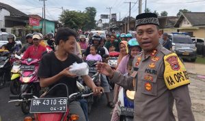 Momentum Hari ke-15 Ramadan, Polres Basel Berbagi Ratusan Takjil kepada Pengendara