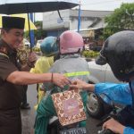 Kejari Bangka Tengah Bagikan 200 Paket Takjil di Jalan Raya Koba
