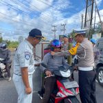 Dit Lantas Polda Babel Lakukan Penertiban Sekaligus Bagi Helm di Jalur Lintas Pangkalpinang-Sungailiat