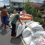 Pecah Ban, Truk Bermuatan Pakan Ayam Terguling di Jalan Raya Belilik