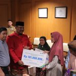 Pj Gubernur Babel Serahkan Santunan BPJS Ketenagakerjaan kepada Tiga Penerima