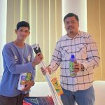 Kades Perlang Salurkan Bantuan Alat Kebersihan kepada Pengurus Danau Pading