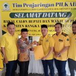 Mulkan Bakal Calon Bupati Bangka Pertama Ambil Formulir Pendaftaran di Golkar
