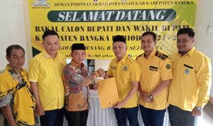 Mulkan Bakal Calon Bupati Bangka Pertama Ambil Formulir Pendaftaran di Golkar