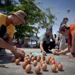 Perayaan Peh Cun di Pantai Pasir Padi Meriah, Ada Lomba Mendirikan Telur dan Makan Otak-otak Tercepat