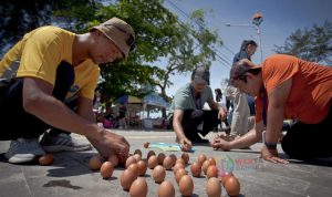 Perayaan Peh Cun di Pantai Pasir Padi Meriah, Ada Lomba Mendirikan Telur dan Makan Otak-otak Tercepat