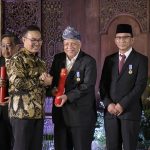 Bupati dan Ketua TP PKK Bangka Barat Dianugerahi Penghargaan Manggala Karya Kencana 2024