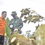 Bong Ming Ming Perbaiki Rumah Warga Terdampak Bencana di Desa Pebuar