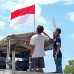 Sambut HUT RI ke-79 dan HUT ke-48 Perusahaan, PT Timah Bagikan Bendera Merah Putih ke Warga