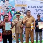 Kepala Desa Perlang Dampingi Warga Terima Sertifikat Tanah