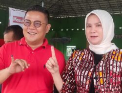 Cabup Petahana Basel, Riza Herdavid Bersama Istri Gunakan Hak Pilih di TPS 002 Air Bara