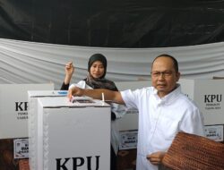 Algafry Rahman Bersama Istri Nyoblos di TPS 003 Kelurahan Arung Dalam Koba