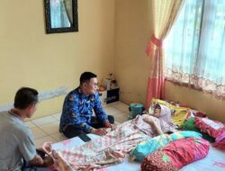 Bupati Riza Herdavid Berikan Bantuan Kursi Roda kepada Warga yang Membutuhkan