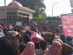 Ratusan Warga Demo Pengadilan Negeri Koba, Minta Tiga Tersangka Kasus Pencurian Dibebaskan