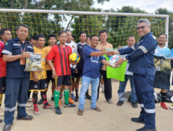 Jalin Silahturahmi Melalui Olahraga, PT Timah Serahkan Bantuan Sarana Olahraga Kepada Tim Sepakbola ASPAJA