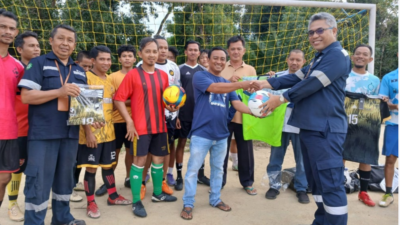 Jalin Silahturahmi Melalui Olahraga, PT Timah Serahkan Bantuan Sarana Olahraga Kepada Tim Sepakbola ASPAJA