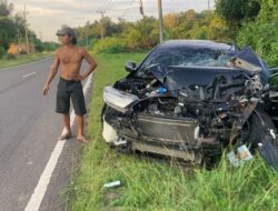Brakk! Minibus Ringsek Hantam Truk Proyek di Jalan Desa Bikang