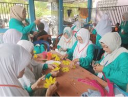 Peduli Lansia, PT Timah Serahkan Bantuan Seragam Untuk Sekolah Lansia Berdaya Belo Laut