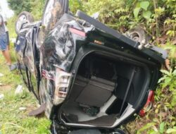 Lakalantas Tunggal di Jalan Air Risih Koba, Toyota Avanza Terbalik