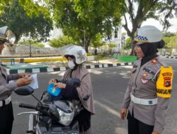 Operasi Keselamatan Menumbing di Bangka Tengah, Pengendara yang Tertib Berlalu Lintas Dapat Hadiah Cokelat