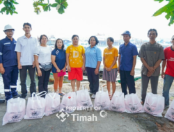 PT Timah Serahkan Bantuan Paket Sembako untuk Warga Terdampak Banjir di Desa Lumut
