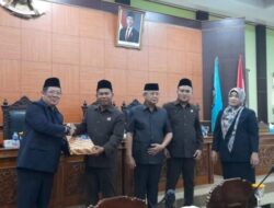 Perdana Hadiri Rapat Paripurna DPRD Bateng, Wabup Bateng Efrianda Sampaikan 3 Raperda