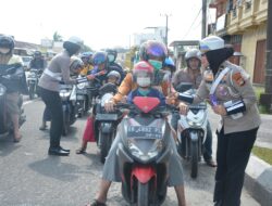 Ditlantas Polda Babel Bagi-bagi Cokelat Hingga Helm SNI, Apresiasi Masyarakat Tertib Berlalu Lintas