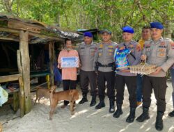 Jumat Berkah, Satpolairud Polres Basel Salurkan Sembako ke Warga Pesisir yang Tinggal di Gubuk