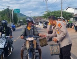 Ramadan Berbagi, Polres Basel Bagikan Takjil Gratis Kepada Pengendara di Toboali