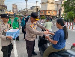 Koramil 431-01/Jebus dan Polsek Jebus Bagi-Bagi 100 Paket Takjil