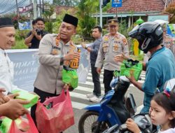 Polres Basel Gandeng Media Bagikan Ratusan Paket Takjil ke Pengendara di Toboali