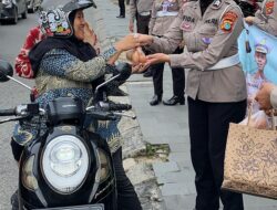 Ditlantas Polda Babel Bagikan Ratusan Paket Takjil Dan Telur Ayam Jelang Buka Puasa