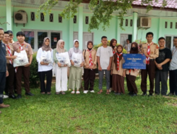 Kolaborasi dengan SMA Negeri Simpang Teritip, PT Timah Salurkan Bantuan Paket Sembako untuk Anak Yatim dan Piatu