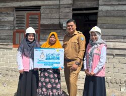 PLN Terangi 2 Rumah Warga Kurang Mampu di Desa Perlang dalam Program Light Up The Dream 