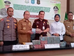 Kejari Bangka Tengah Serahkan Uang Hasil Lelang Perkara Minerba Rp1,3 Miliar
