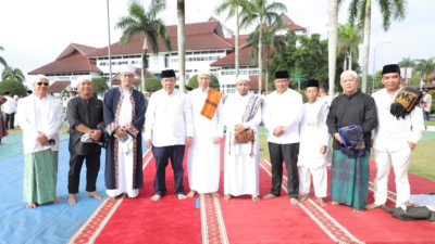 Wakil Ketua DPRD Eddy Iskandar Salat Idul Fitri di Halaman Kantor Gubernur Babel