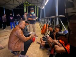 Kapolres Bangka Barat Turun Tangan Bantu Evakuasi Tiga Nelayan Asal Sumsel